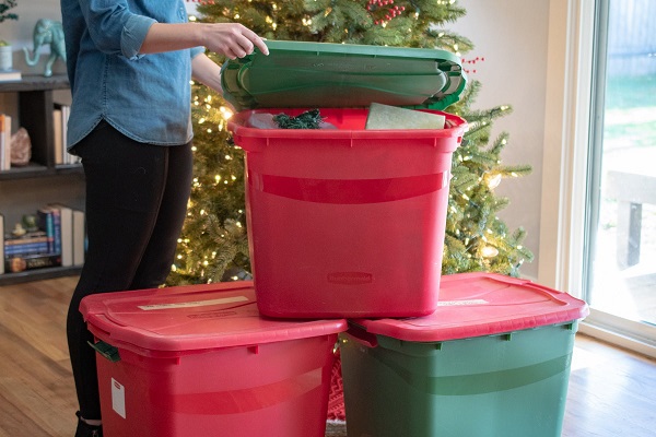 A person opening the lid of a plastic storage container